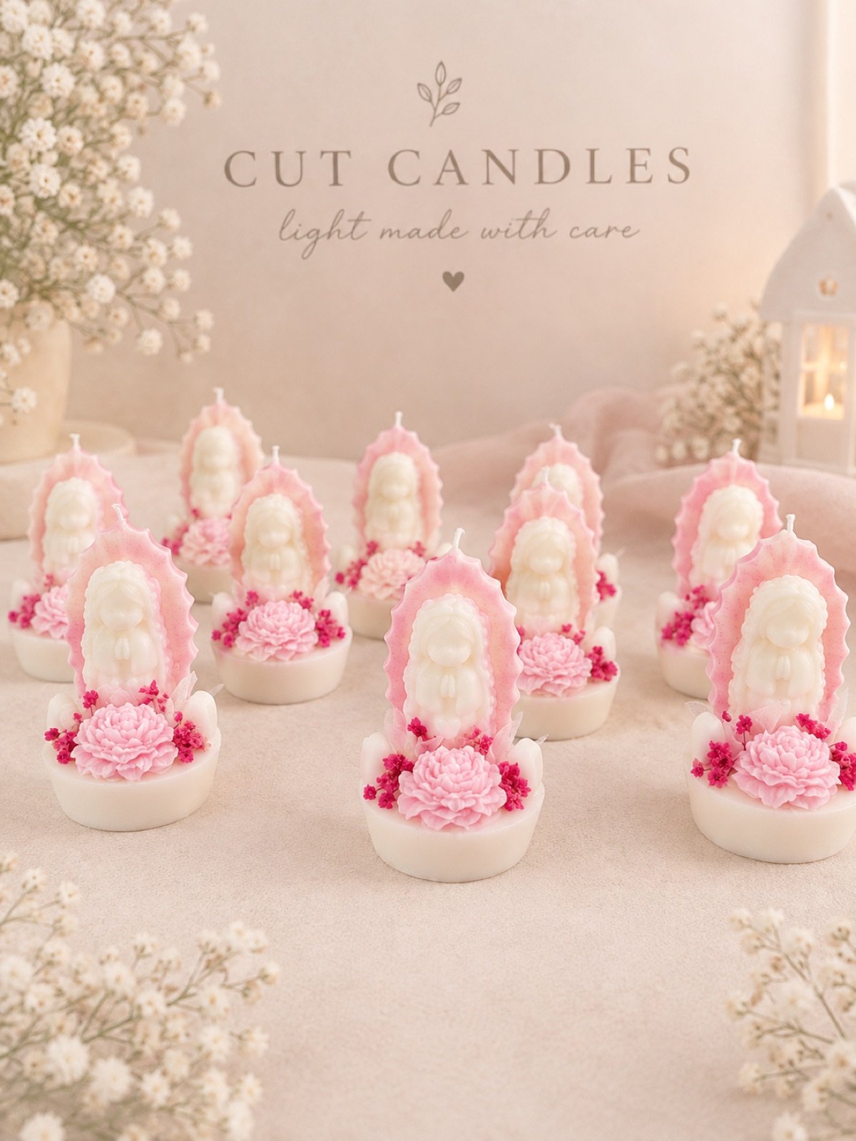 Niña de la Comunión de Cut Candles en rosa: velas de cera de soja de una niña rezando con halo rosa y flores rosa y fucsia en la base